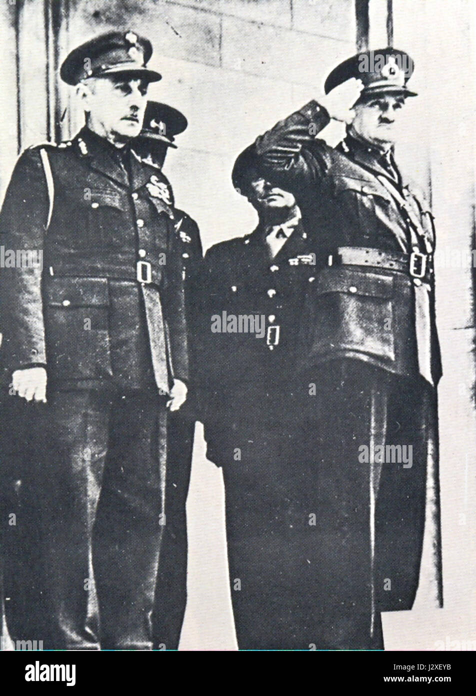 Der griechische Premierminister Alexander Papagos trifft während des Zweiten Weltkriegs in Athen auf den britischen Feldmarschall Archibald Wavell. Papagos spielte eine Schlüsselrolle bei der Verteidigung Griechenlands, während Wavell britische Interessen in der Region vertrat. Stockfoto