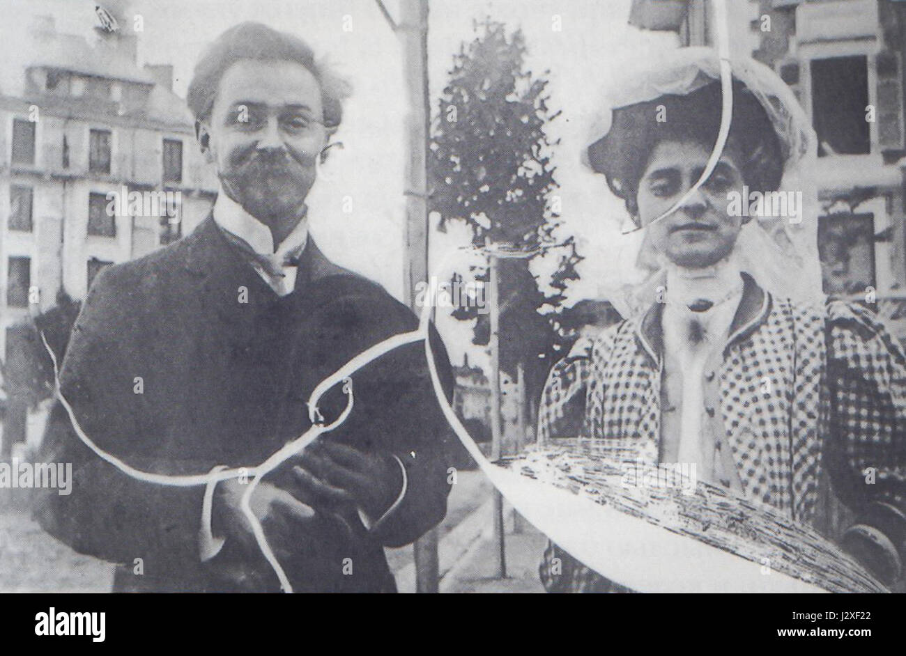 Dieses 1909 entstandene Bild zeigt den russischen Komponisten Alexander Skrjabin mit Tatiana Schloezer. Skrjabin, bekannt für seine innovative Musik, war eine einflussreiche Persönlichkeit in der klassischen Musik während des frühen 20. Jahrhunderts. Stockfoto