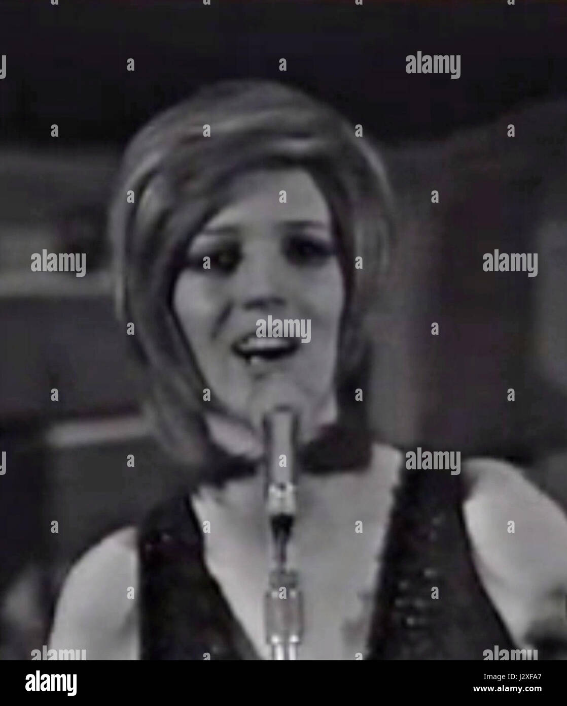 IVA Zanicchi, eine italienische Sängerin, erlangte in den 1970er Jahren wegen ihrer starken Gesangsfähigkeit und ihrer erfolgreichen Musikkarriere Popularität. Sie ist bekannt für ihre Beiträge zur italienischen Popmusik und ihre Teilnahme an großen Musikfestivals wie dem Sanremo Music Festival, wo sie beachtliche Erfolge erzielte. Zanicchis musikalisches Vermächtnis umfasst mehrere Charts-Top-Hits und einen starken Einfluss auf die italienische Musikszene in den 1970er Jahren Stockfoto