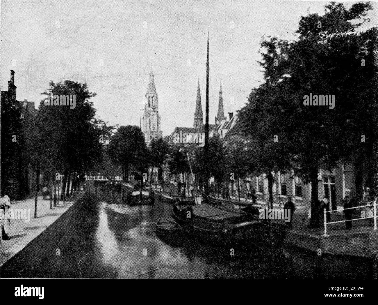 Diese Abbildung zeigt den Brabandse Turfmarkt in Delft, einem historischen Marktplatz in den Niederlanden. Sie spiegelt den geschäftigen Handel der Gegend und ihre Bedeutung für die Wirtschaft der Stadt in der Vergangenheit wider. Stockfoto