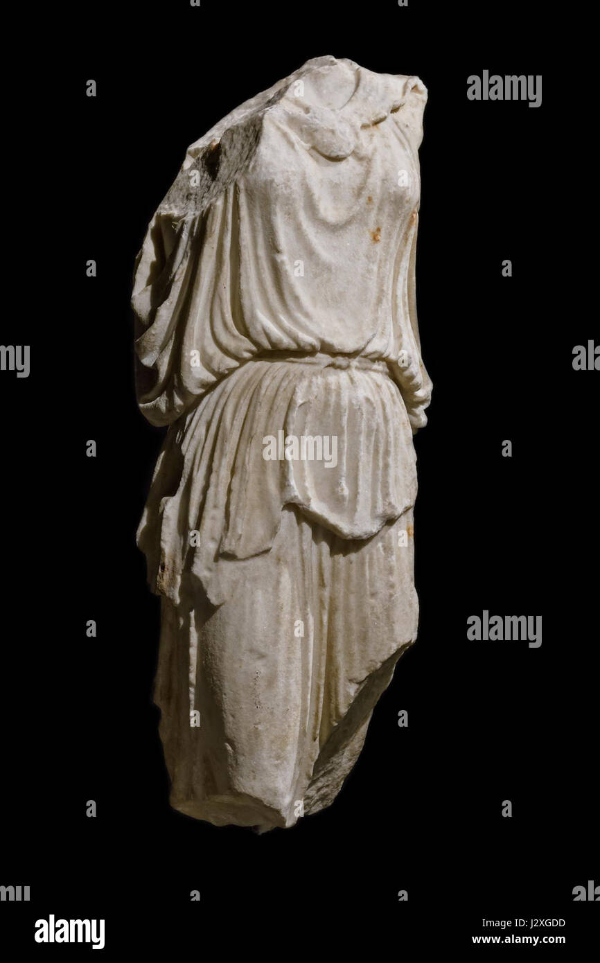 Die Athena Nike Statue, die ursprünglich aus dem antiken Griechenland stammt, repräsentiert die Göttin des Sieges. Diese spezielle Version wird mit dem Tempel der Athena Nike auf der Akropolis von Athen in Verbindung gebracht, der Triumph und göttlichen Schutz symbolisiert. Stockfoto Die Athena Nike Statue, die ursprünglich aus dem antiken Griechenland stammt, repräsentiert die Göttin des Sieges. Diese spezielle Version wird mit dem Tempel der Athena Nike auf der Akropolis von Athen in Verbindung gebracht, der Triumph und göttlichen Schutz symbolisiert. Stockfoto