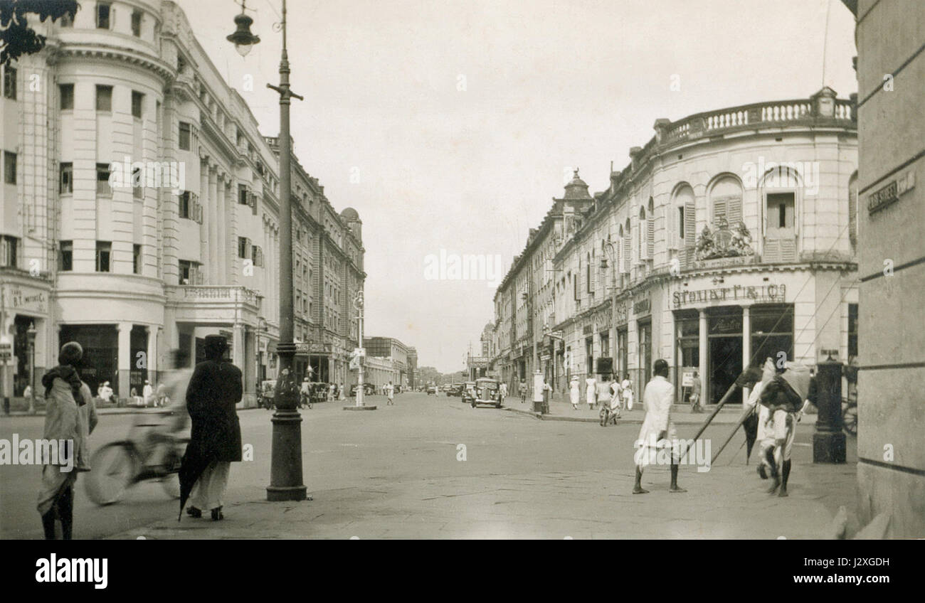 Dieses Bild aus den 1930er Jahren zeigt die Park Street von Calcutta, die das pulsierende urbane Leben der Stadt und den architektonischen Stil der damaligen Zeit einfängt und den britischen Kolonialeinfluss in Indien widerspiegelt. Stockfoto Dieses Bild aus den 1930er Jahren zeigt die Park Street von Calcutta, die das pulsierende urbane Leben der Stadt und den architektonischen Stil der damaligen Zeit einfängt und den britischen Kolonialeinfluss in Indien widerspiegelt. Stockfoto
