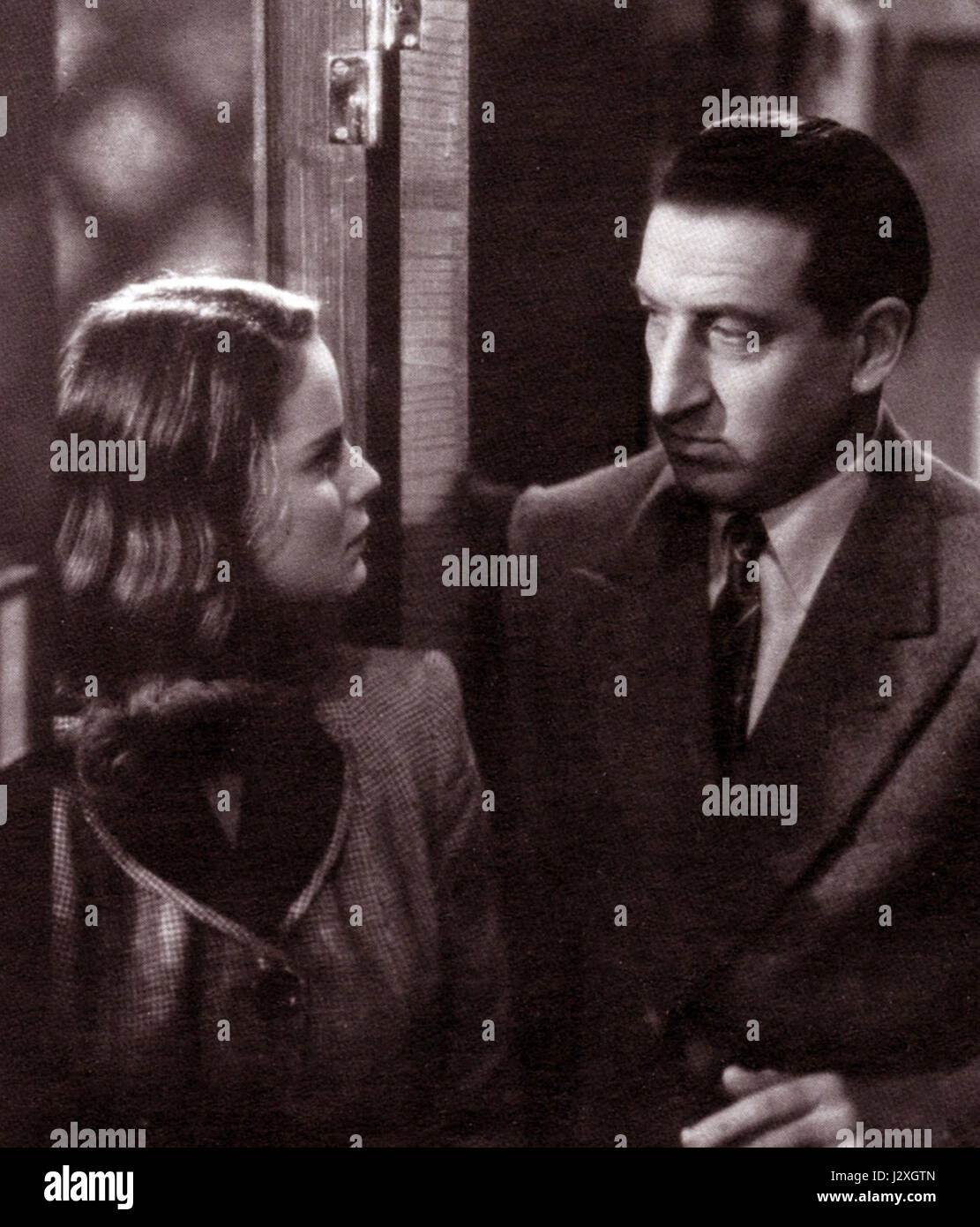 „Catene invisibili“ bedeutet „unsichtbare Ketten“ und bezieht sich möglicherweise auf ein soziales oder politisches Konzept, das sich metaphorisch auf Einschränkungen oder Einflüsse bezieht, die nicht leicht zu erkennen sind, aber zutiefst wirkungsvoll sind. Stockfoto