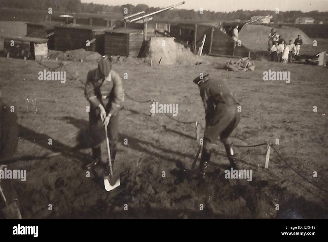 Eine historische Fotografie aus dem Jahr 1943, die eine 8,8 cm große Flugabwehrbatterie in Berlin-Karow zeigt, die Soldaten zeigt, die während des Zweiten Weltkriegs in Verwurzelungsarbeiten verwickelt waren Stockfoto