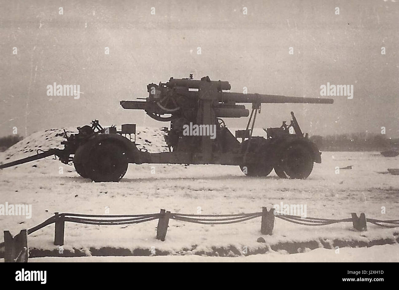 Die Berlin Flak Karow Bertha 16 ist ein ikonisches Stück Militärgeschichte, bekannt für ihre Rolle im Zweiten Weltkrieg. Diese Flugabwehrkanone repräsentiert die strategischen Verteidigungsmaßnahmen zum Schutz der Stadt Berlin. Die Bertha 16 ist ein schweres Artilleriegerät, das gegnerischen Luftangriffen standhalten und eine beeindruckende Verteidigungslinie gegen Luftangriffe bieten soll. Stockfoto