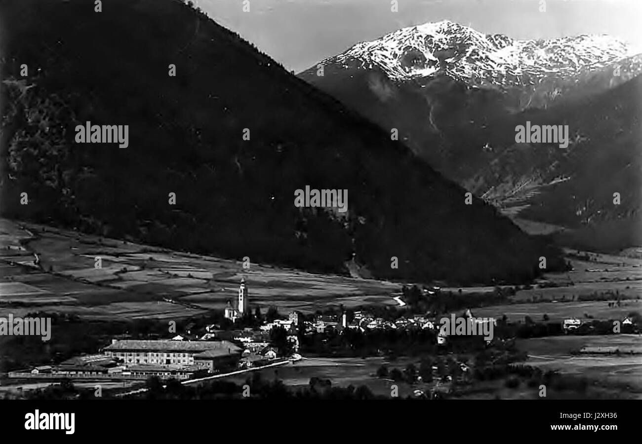 Dies bezieht sich auf eine antike Ansicht von Glorenza, einer Stadt in Südtirol, die für ihre gut erhaltene mittelalterliche Architektur und historische Bedeutung in der Region bekannt ist. Stockfoto