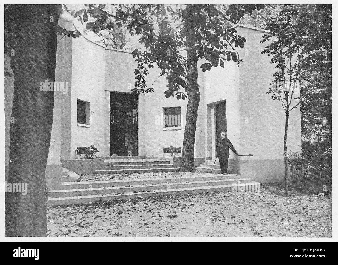 Die Biografie Branlys, die sich wahrscheinlich auf den französischen Physiker und Erfinder Ã Douard Branly bezieht, der für seine Pionierarbeit in der drahtlosen Telegraphie und elektromagnetischen Wellen bekannt ist, ist ein bedeutendes historisches Dokument auf dem Gebiet der Kommunikationstechnologien. Stockfoto