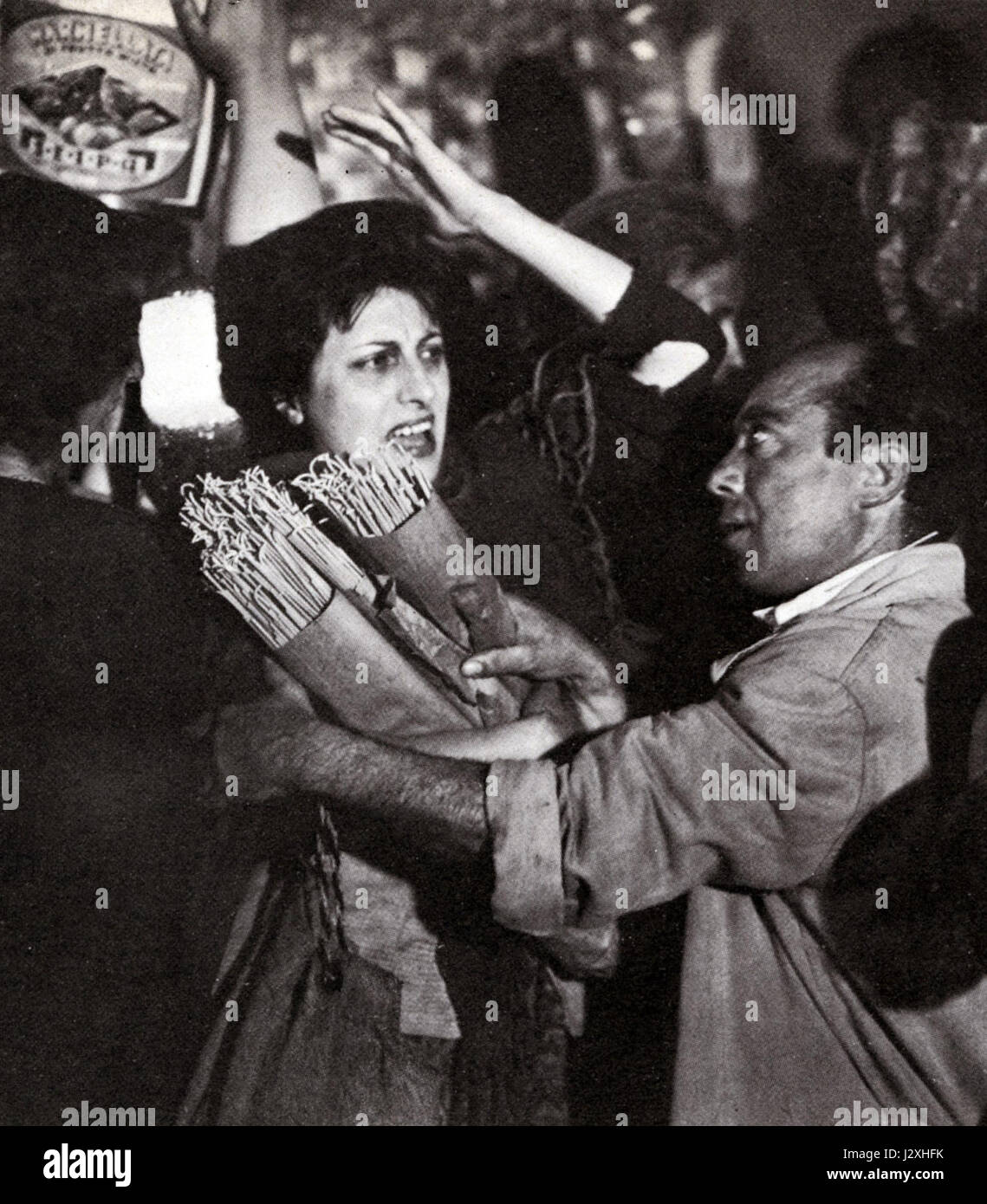 Anna Magnani war eine italienische Schauspielerin, die für ihre kraftvollen Auftritte im italienischen Kino bekannt war. Sie ist bekannt für ihre Rolle in dem Film The Rose Tattoo, der ihr einen Academy Award einbrachte. Magnanis Werk wird weiterhin für seine emotionale Tiefe und die intensiven Darstellungen komplexer Charaktere gefeiert. Stockfoto