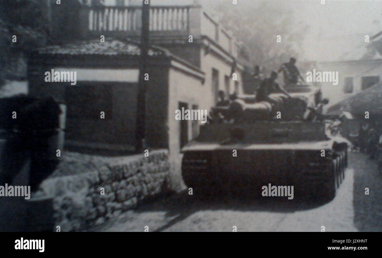 Dieses Bild zeigt einen Tiger-Panzer in Rencio, Bozen, Italien, wahrscheinlich während des Zweiten Weltkriegs. Der Tiger-Panzer war ein wichtiger Bestandteil der deutschen Panzerdivision militaryâ. Stockfoto