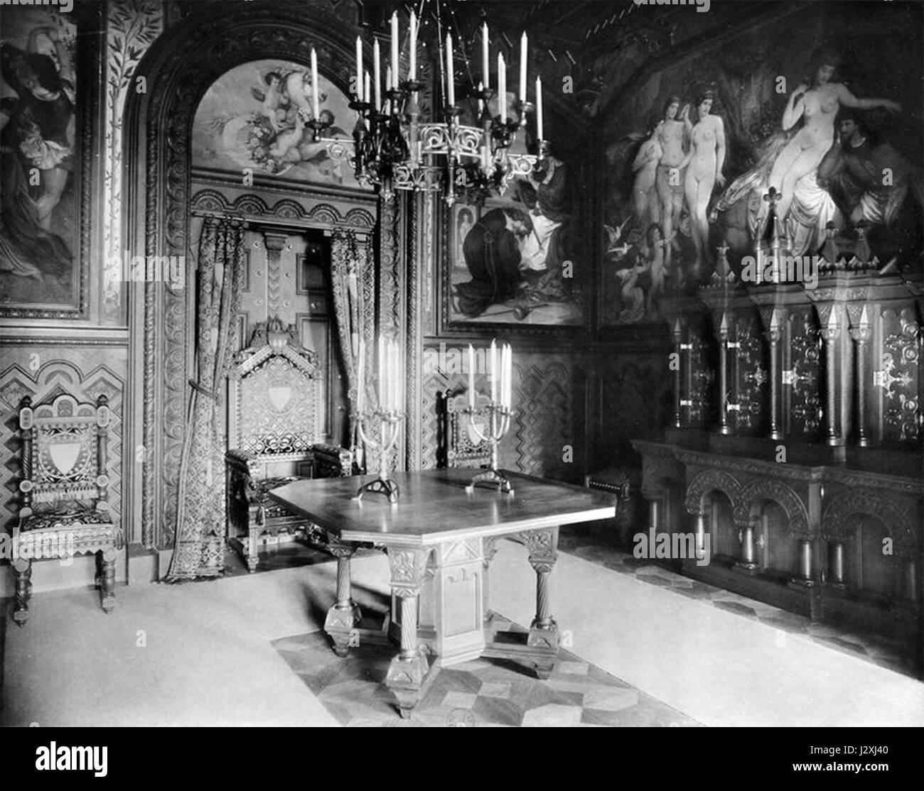 Das Arbeitszimmer des Schlosses Neuschwanstein ist ein Raum im ikonischen Schloss in Bayern. Es spiegelt die romantische Architektur und den persönlichen Raum König Ludwig II. Wider Stockfoto