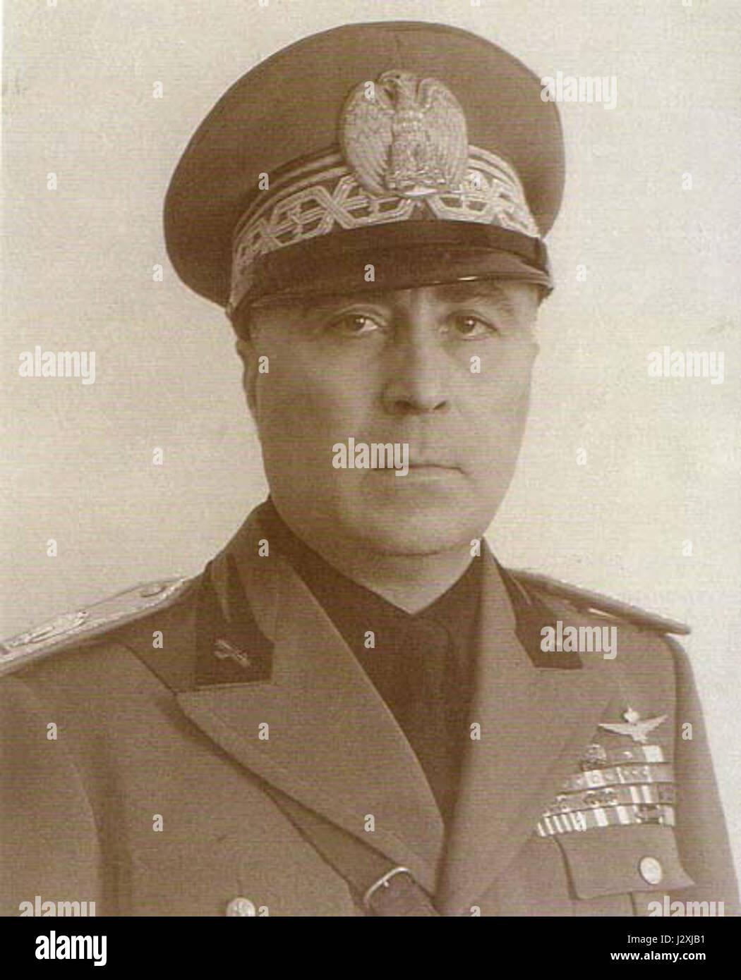 Roberto Farinacci war ein italienischer Politiker und eine prominente Persönlichkeit des faschistischen Regimes in Italien. Dieser Titel bezieht sich wahrscheinlich auf seine Aktivitäten und sein Engagement in der politischen Szene während der 1940er Jahre, insbesondere in Bezug auf die Politik und den Einfluss des Regimes. Stockfoto