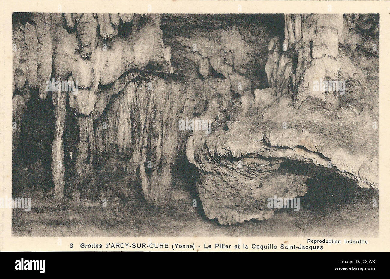 Arcy-sur-Cure ist eine Gemeinde in Frankreich, die für ihre prähistorischen Höhlen bekannt ist. Die Stätte ist historisch bedeutsam für ihre alte Felskunst, die Einblicke in das frühe menschliche Leben bietet. Stockfoto