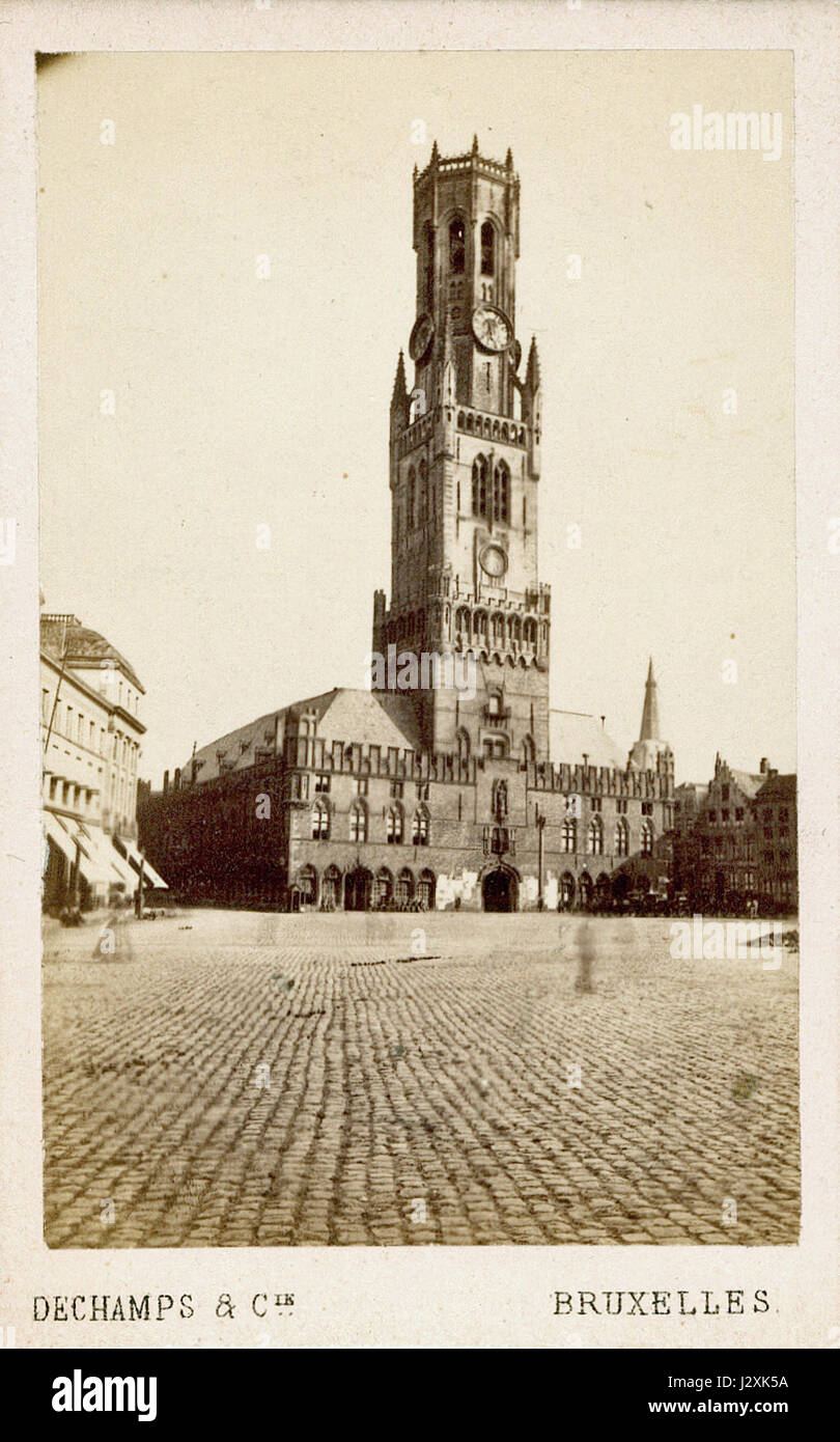 Der Brügge Belfried, wie er von Dechamps dargestellt wird, ist ein ikonischer mittelalterlicher Turm in Belgien, der für sein architektonisches Design und seine historische Bedeutung bekannt ist. Stockfoto
