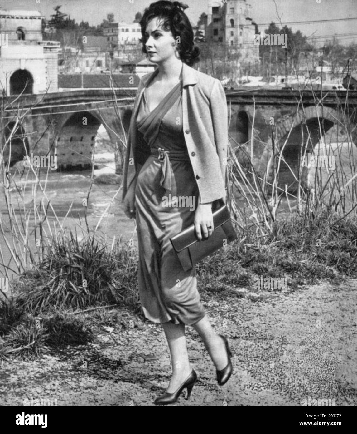 La Romana ist ein italienischer Film aus dem Jahr 1954 mit Gina Lollobrigida. Der Film basiert auf einem Roman von Alberto Moravia und beschreibt das Leben einer Frau, die in komplexen emotionalen und sozialen Umständen gefangen ist. Lollobrigidas Aufführung wurde für seine Tiefe und Darstellung starker weiblicher Charaktere gelobt. Stockfoto