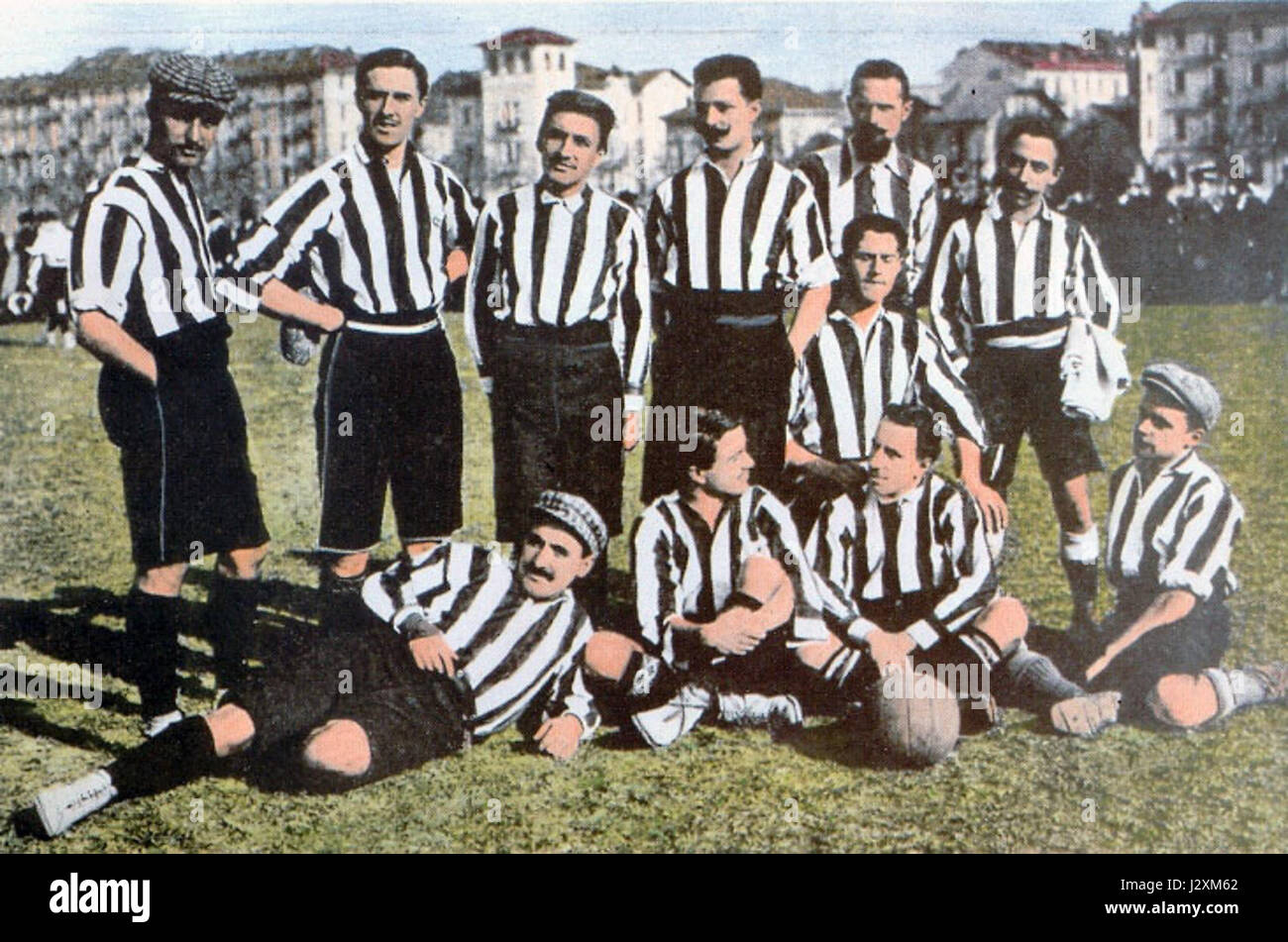 Der 1906 gegründete Foot-Ball Club Juventus ist einer der bekanntesten und erfolgreichsten Fußballvereine Italiens. Der Verein hat eine reiche Geschichte von Errungenschaften sowohl bei nationalen als auch bei internationalen Wettbewerben und wurde zu einem Symbol für die Spitzenleistung des italienischen Fußballs. Stockfoto