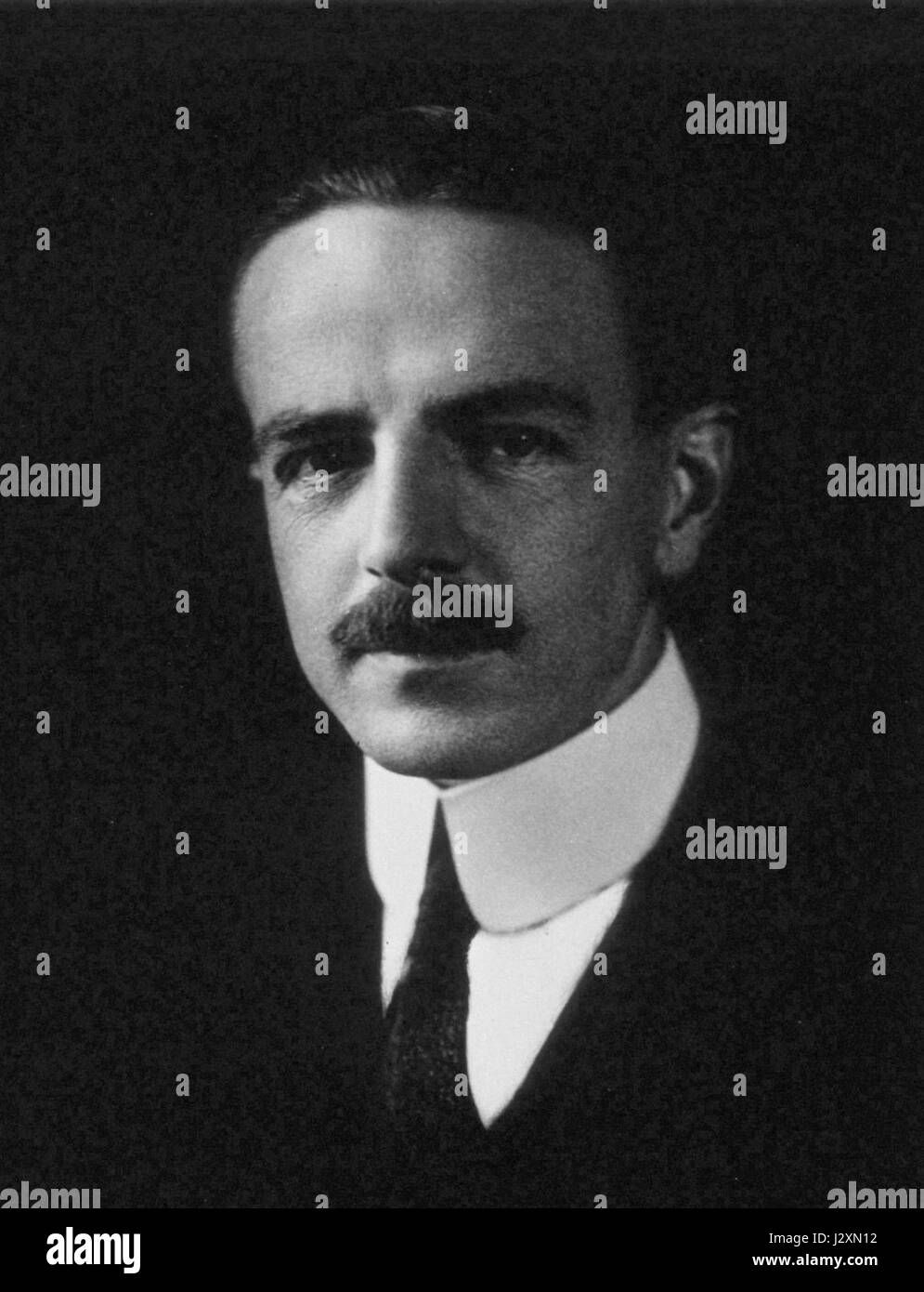 Adelbert Ames war ein US-amerikanischer Psychologe, der für seine Beiträge zur Erforschung von Vision und Wahrnehmung bekannt war. Er ist bekannt für den Ames-Raum, eine optische Illusion, die unser Verständnis der räumlichen Wahrnehmung herausfordert. Stockfoto