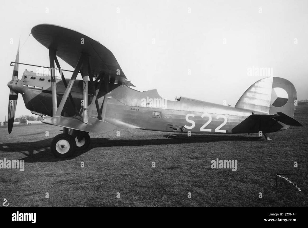 Die Aero A-100 ist ein leichtes Flugzeug für die allgemeine Luftfahrt und bietet Vielseitigkeit für verschiedene Anwendungen wie Flugtraining und Freizeitfliegen. Es ist mit moderner Technologie und Sicherheitsfunktionen ausgestattet. Stockfoto