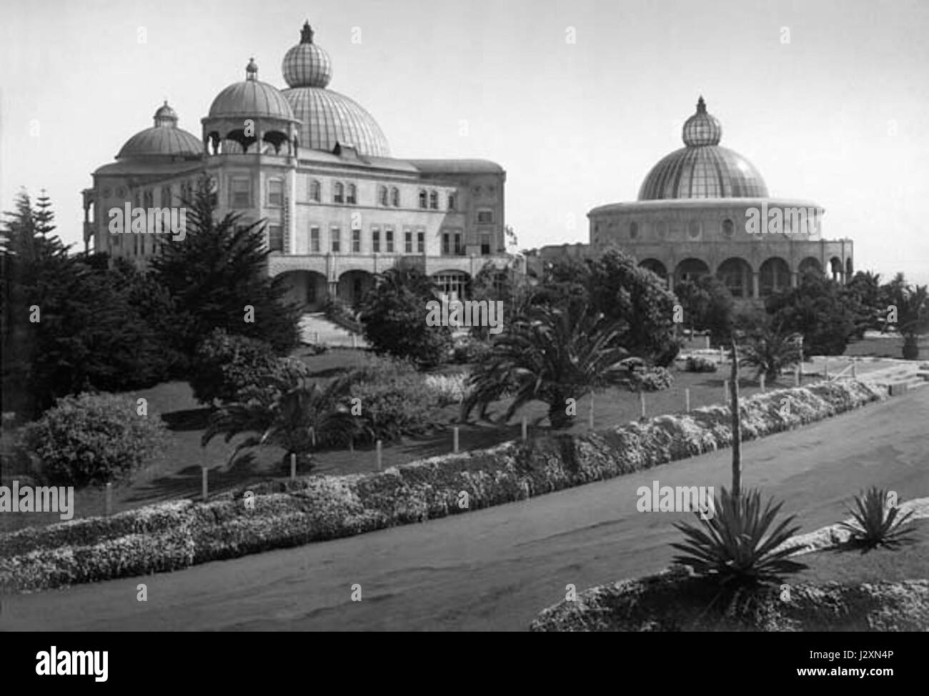 Eine Darstellung einer Akademie und eines Tempels, die die intellektuellen und kulturellen Errungenschaften der Antike symbolisieren und die Bedeutung von Bildung und Philosophie in historischen Gesellschaften verdeutlichen. Stockfoto