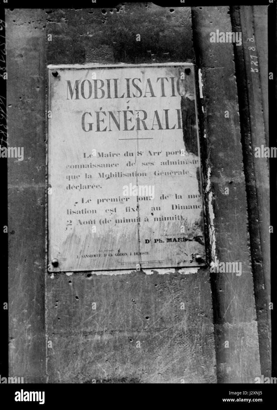 Ein französisches Poster aus dem Jahr 1914, das die Mobilisierung für den Ersten Weltkrieg darstellt. Dieses historische Bild fängt die Dringlichkeit und den Aufruf zum Handeln in den Anfängen des Krieges ein. Stockfoto