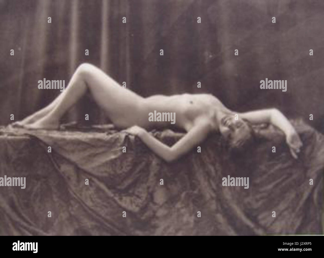 Eine Sammlung von Art déco-Designs im Portfolio 13, die geometrische Muster, kräftige Farben und luxuriöse Materialien hervorheben, die für den Stil des frühen 20. Jahrhunderts charakteristisch sind. Stockfoto