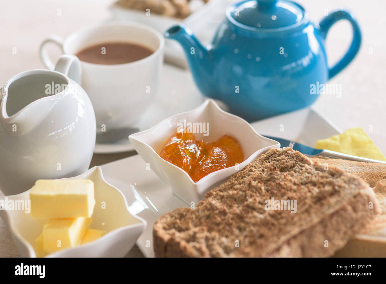 Essen Frühstück Tee Toast und Marmelade, Toast Scheiben Teekanne Geschirr Morgen Essen Restaurant Cafe Stockfoto