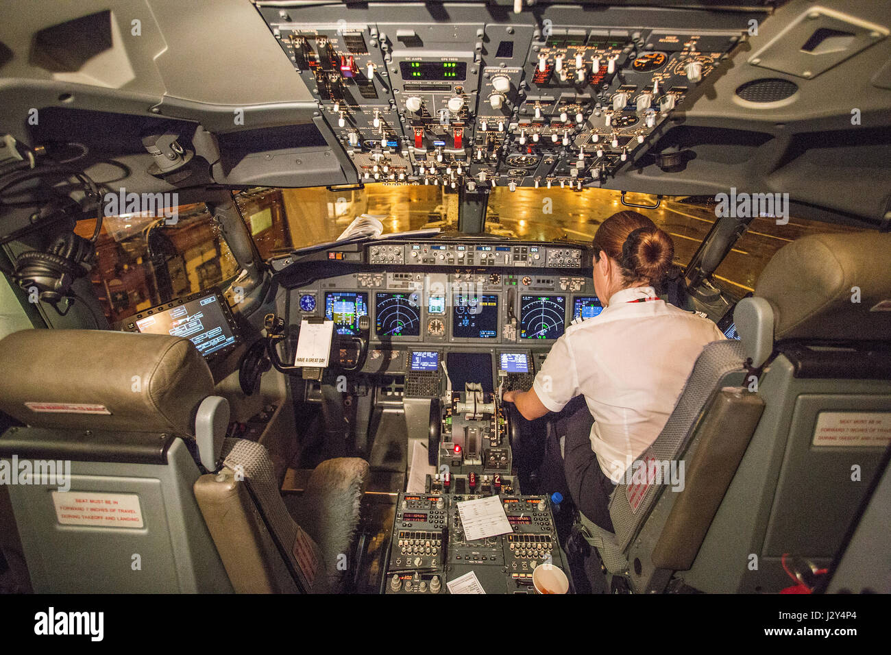 Cockpit eines modernen Jetliner mit Co-Pilotin Stockfoto