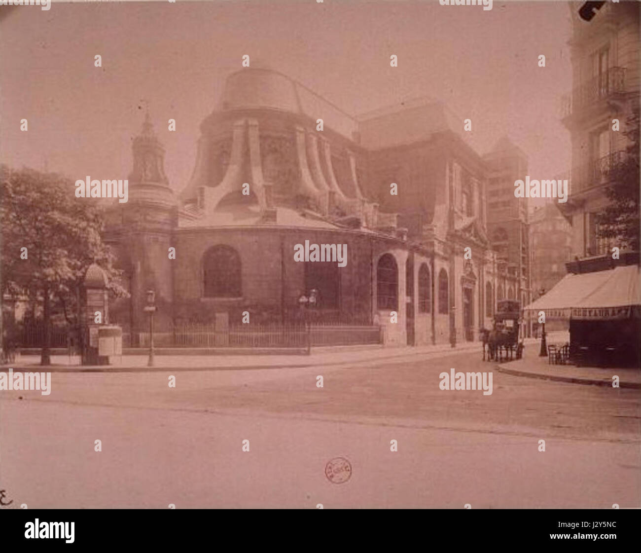 Atgetstgermain ist eine Referenz an das Werk von Eugène Atget, bekannt für seine fotografischen Darstellungen von Pariser Straßen und Architektur. Seine Bilder geben einen historischen Einblick in Paris im späten 19. Und frühen 20. Jahrhundert. Stockfoto