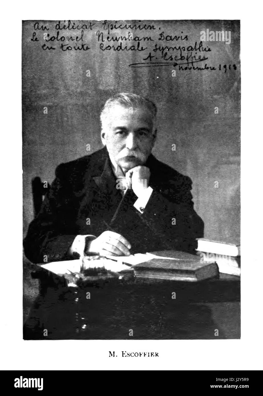 Auguste Escoffier war ein französischer Chefkoch und kulinarischer Künstler, der oft als Vater der modernen französischen Küche angesehen wurde. Seine Innovationen in der Küchenorganisation und kulinarischen Techniken haben sich nachhaltig auf die Gastronomie weltweit ausgewirkt. Stockfoto