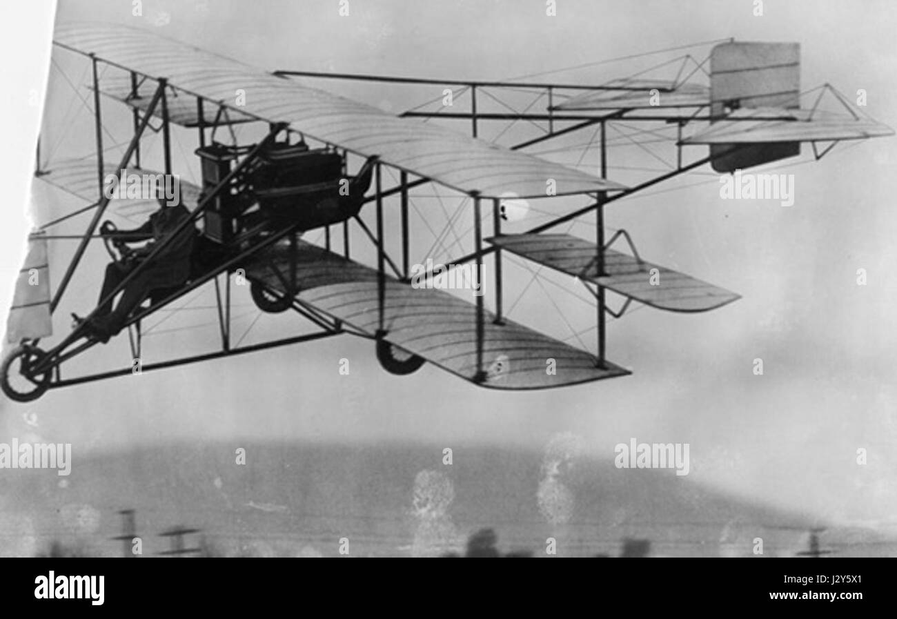 Dieses Bild könnte sich auf ein Flugzeugmodell namens *Avion Sonora Martin Pusher* beziehen, bei dem es sich um ein Flugzeug aus dem frühen 20. Jahrhundert handeln könnte. Bei der Drücker-Konfiguration ist der Motor hinter den Tragflächen montiert, ein wichtiges Designelement in der Geschichte der Luftfahrt. Stockfoto