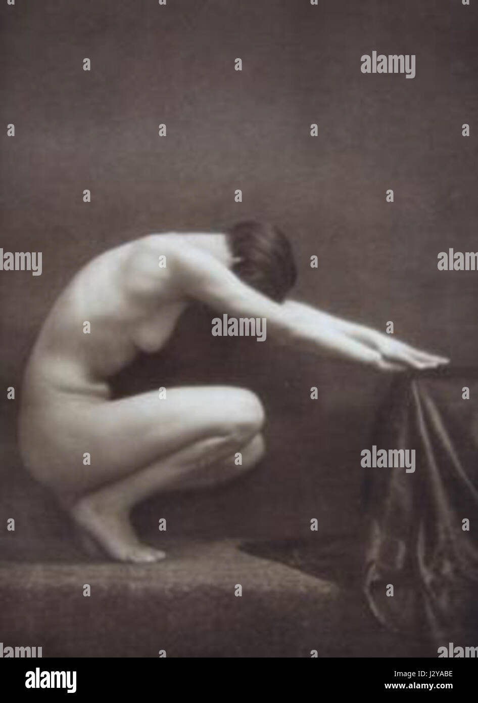 Das „Art Deco Portfolio 85“ zeigt eine Sammlung von Entwürfen und Kunstwerken aus der Art Deco-Bewegung, die Anfang des 20. Jahrhunderts entstand und sich durch geometrische Muster, kräftige Farben und luxuriöse Materialien auszeichnet. Stockfoto