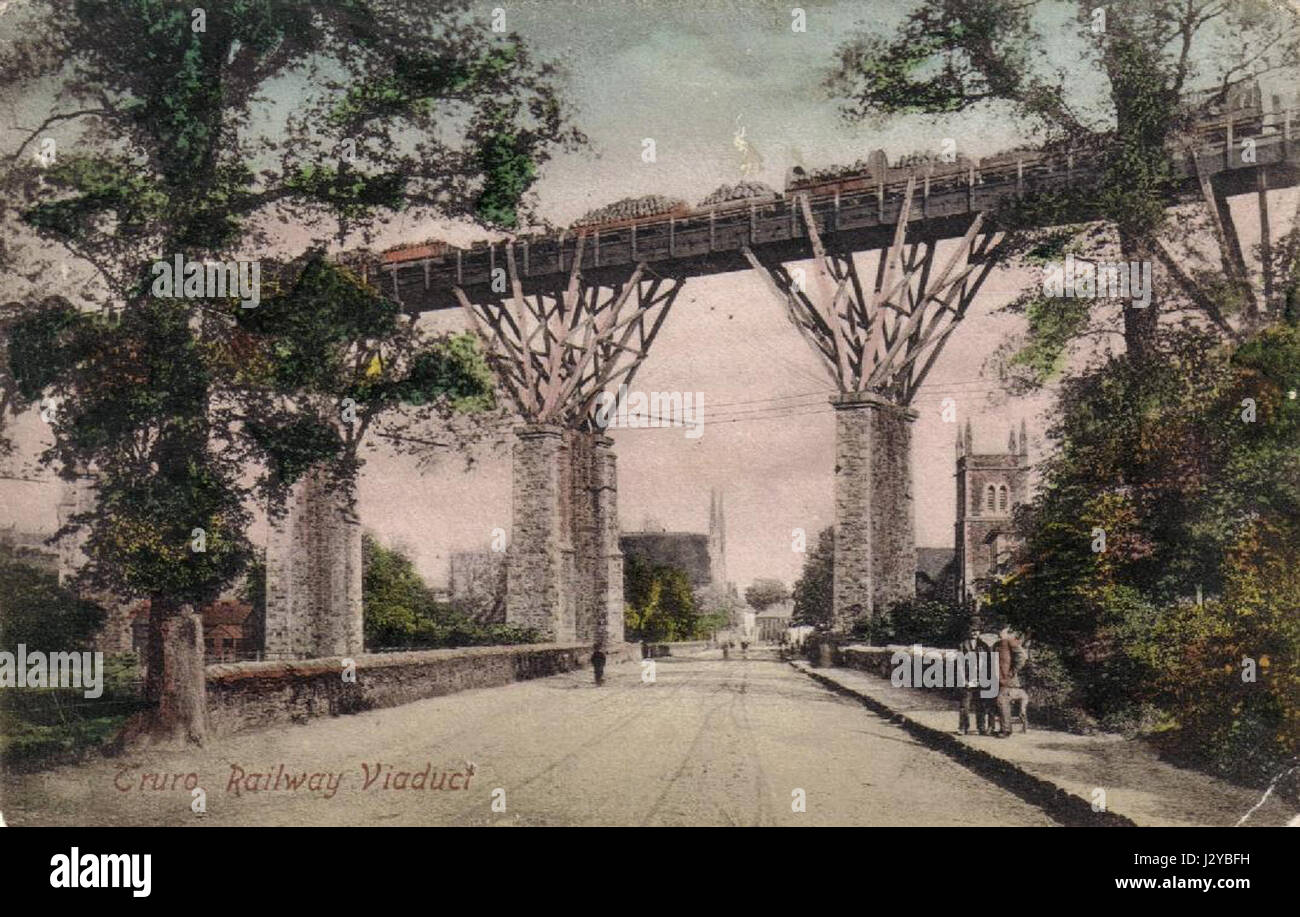 Das Carvedras Viaduct ist ein Ingenieurwunder, das sich über eine tiefe Schlucht erstreckt und wichtige Transportverbindungen bietet. Bekannt für sein einzigartiges architektonisches Design, ist es ein bemerkenswertes Wahrzeichen im Tiefbau. Stockfoto