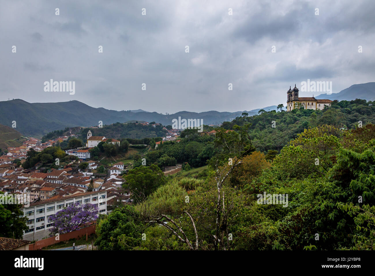 Luftaufnahme von Ouro Preto Stadt São Francisco de Paula Kirche - Ouro Preto, Minas Gerais, Brasilien Stockfoto