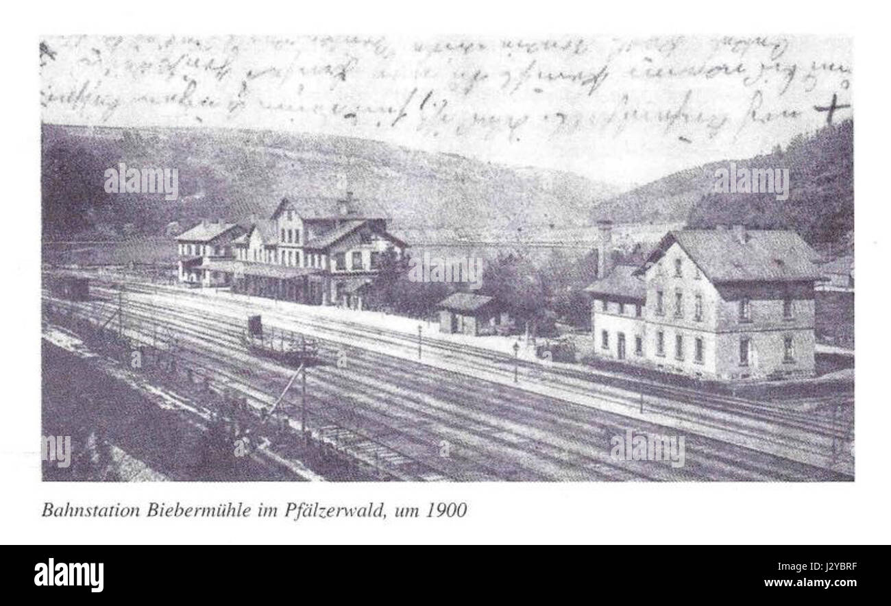 Dieser Titel bezieht sich auf historische Bahnhöfe um die Wende zum 20. Jahrhundert, insbesondere zwischen den Jahren 1900 und 800. Diese Bahnhöfe stehen wahrscheinlich in Zusammenhang mit der europäischen oder globalen Eisenbahngeschichte und markieren eine Phase der raschen technologischen Entwicklung und der städtischen Expansion. Stockfoto