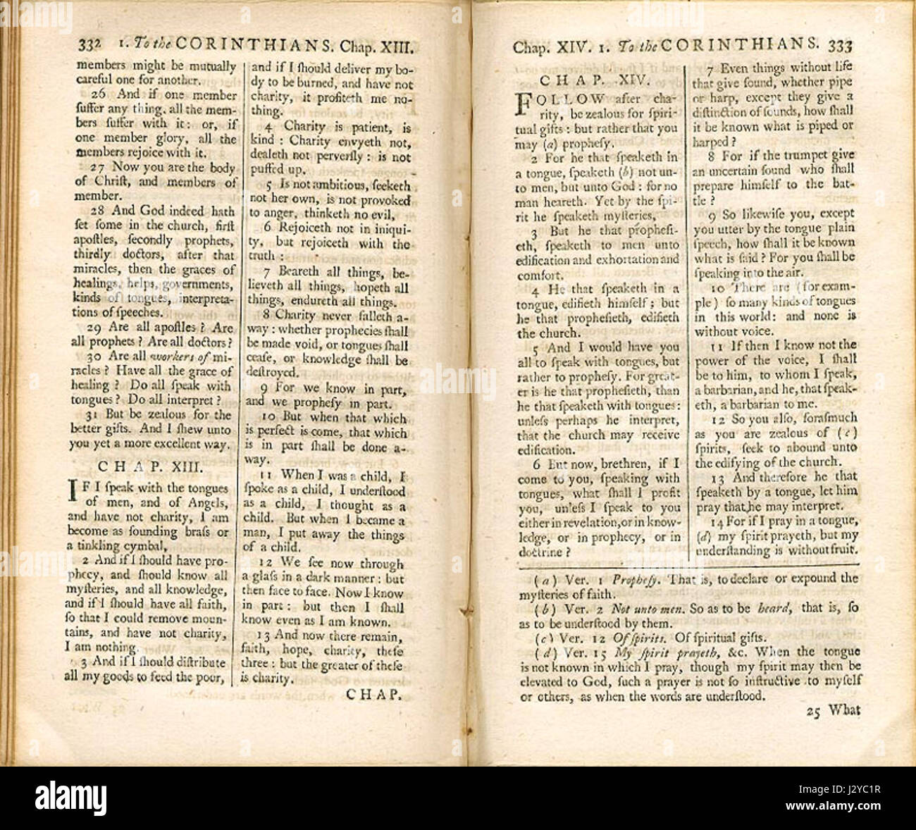 Die Challoner Douai Bible, veröffentlicht 1749, ist eine englische Übersetzung der Bibel, die auf der Douai-Rheims-Bibel basiert. Diese Version wurde von Richard Challoner herausgegeben und ist bekannt für ihre Genauigkeit und ihren Einfluss auf den englischen Katholizismus. Stockfoto