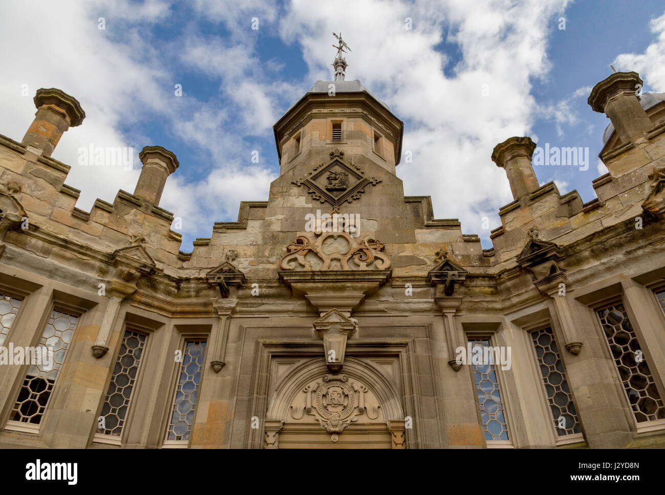 Familie Initialen mit lateinischen Sprichwort an Fassade des Floors Castle, Kelso, Roxburghshire, Schottland, Vereinigtes Königreich. Stockfoto
