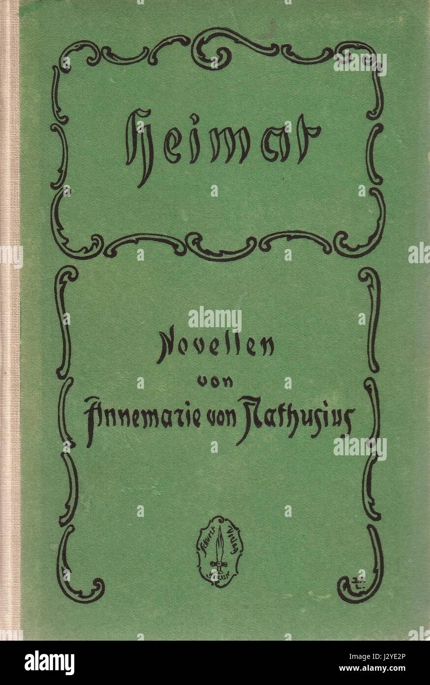 AVN, Heimat ist ein Begriff, der sich auf ein kulturelles oder historisches Konzept beziehen könnte, das möglicherweise mit einer Region oder einer bestimmten Gemeinschaft in Verbindung steht und sich auf die Idee von Heimat oder Erbe konzentriert. Ohne zusätzlichen Kontext deutet dieser Titel auf eine Verbindung zur lokalen Identität oder Geschichte hin. Stockfoto