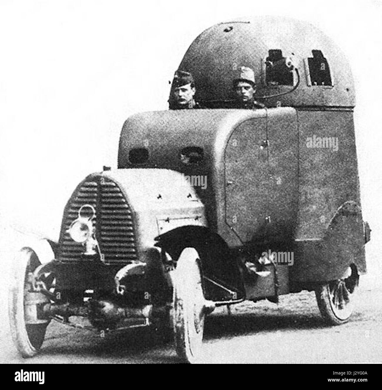 Der Austro-Daimler AFV2 ist ein historisches gepanzertes Fahrzeug der Firma Austro-Daimler. Es repräsentiert Militärtechnik und Fahrzeugdesign des frühen 20. Jahrhunderts. Stockfoto