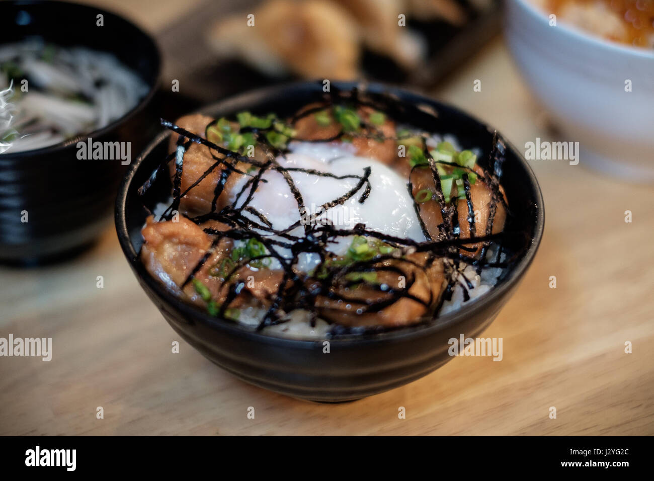 Traditionelle japanische Huhn Reisschüssel mit Ei. Stockfoto