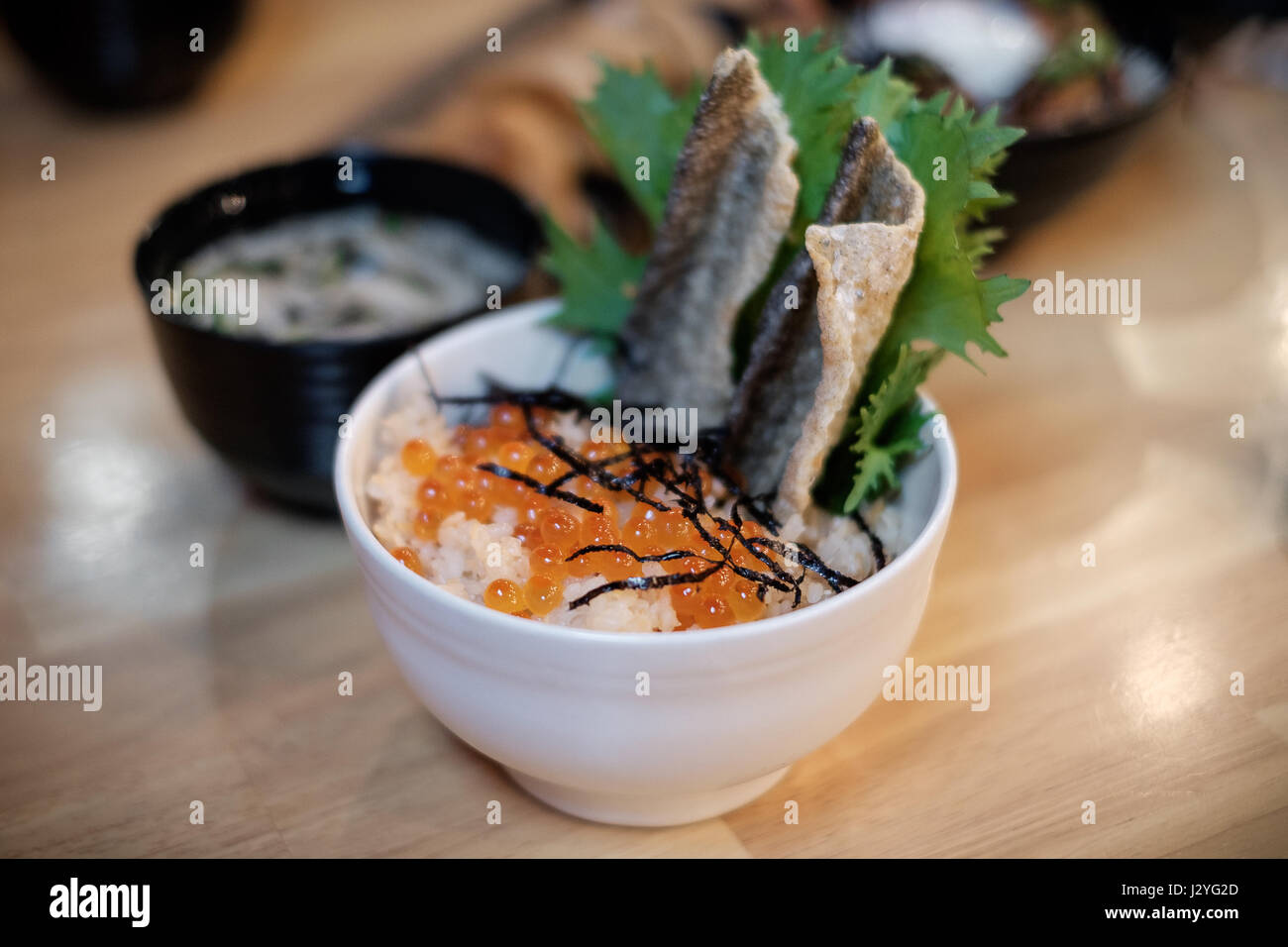 Japanischer Reis Schüssel Lachs Eier, Kaviar-Topping. Stockfoto