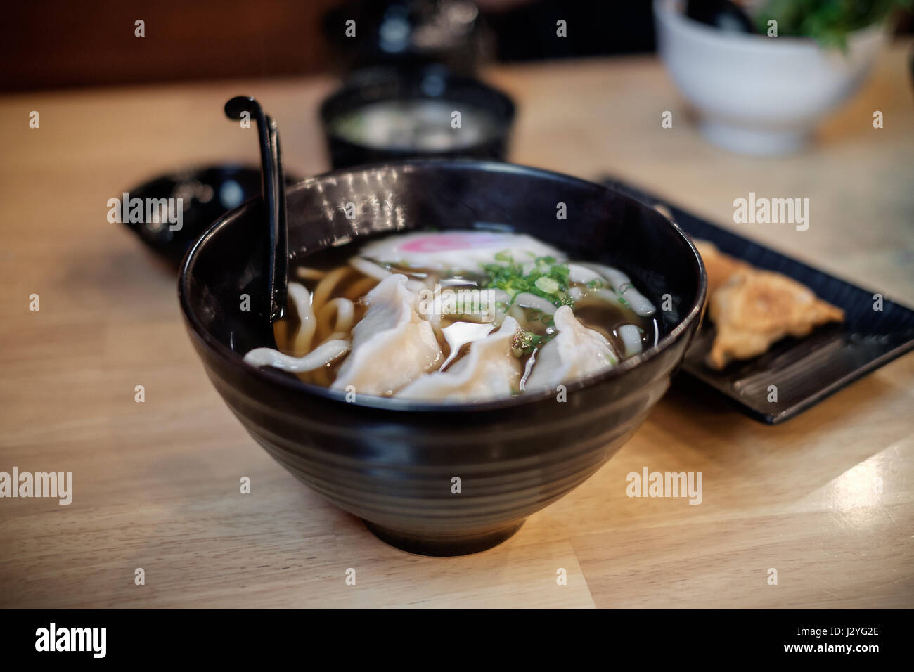 Traditionelles japanisches Essen, Udon-Schüssel. Stockfoto