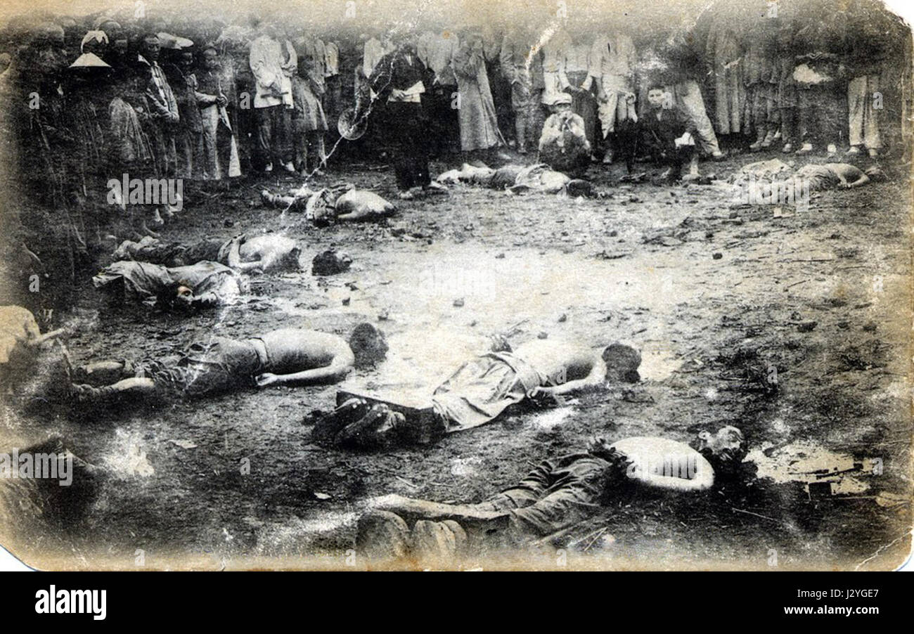 Ein historisches Foto, das die öffentliche Hinrichtung von Räubern in Tieling, China, im Jahr 1909 feststellt, ein bedeutendes Ereignis, das die rechtlichen Praktiken und sozialen Bedingungen der damaligen Zeit widerspiegelt. Stockfoto
