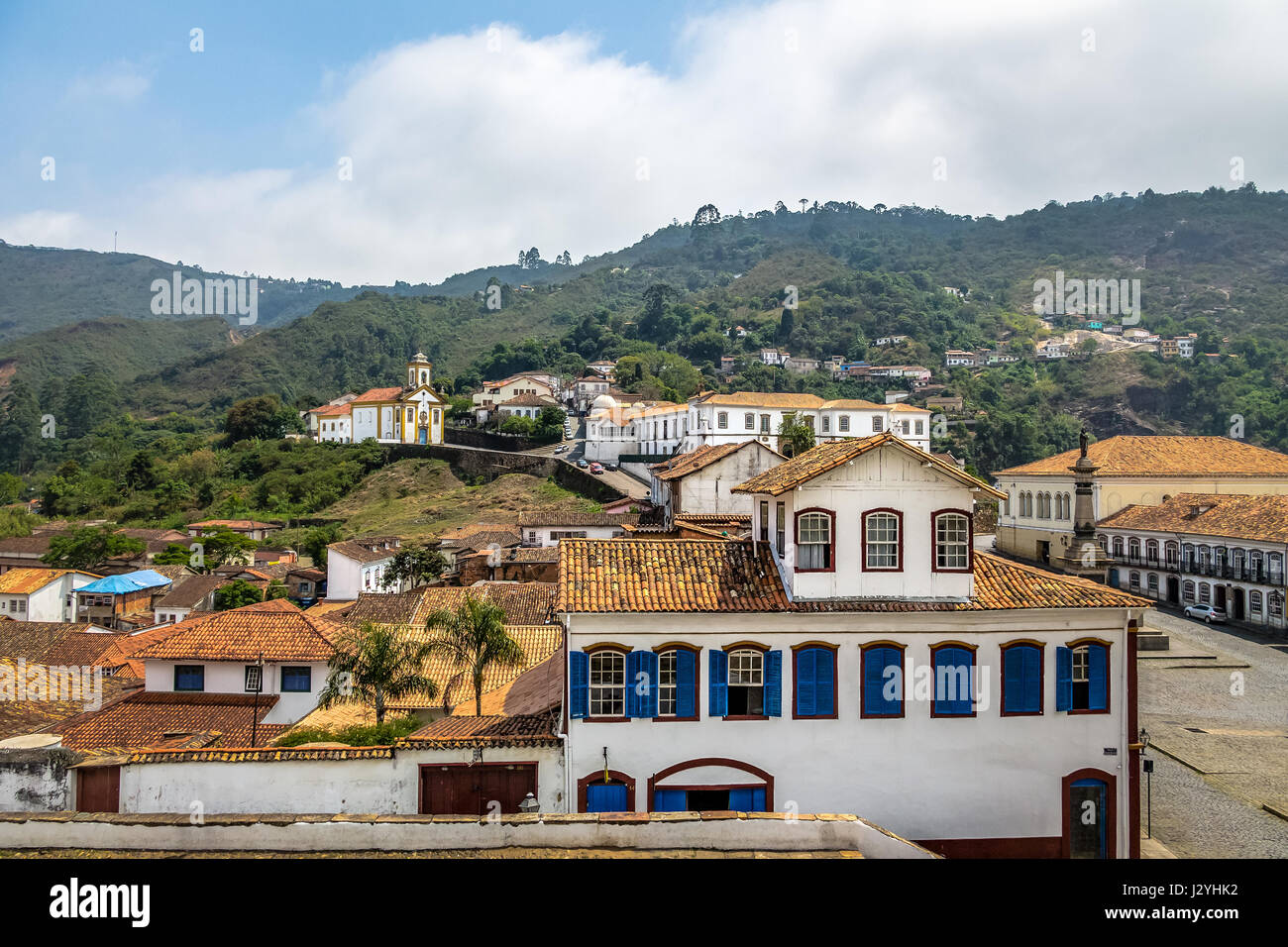 Ouro Preto Stadt und Merces de Cima Church auf Hintergrund - Ouro Preto, Minas Gerais, Brasilien Stockfoto