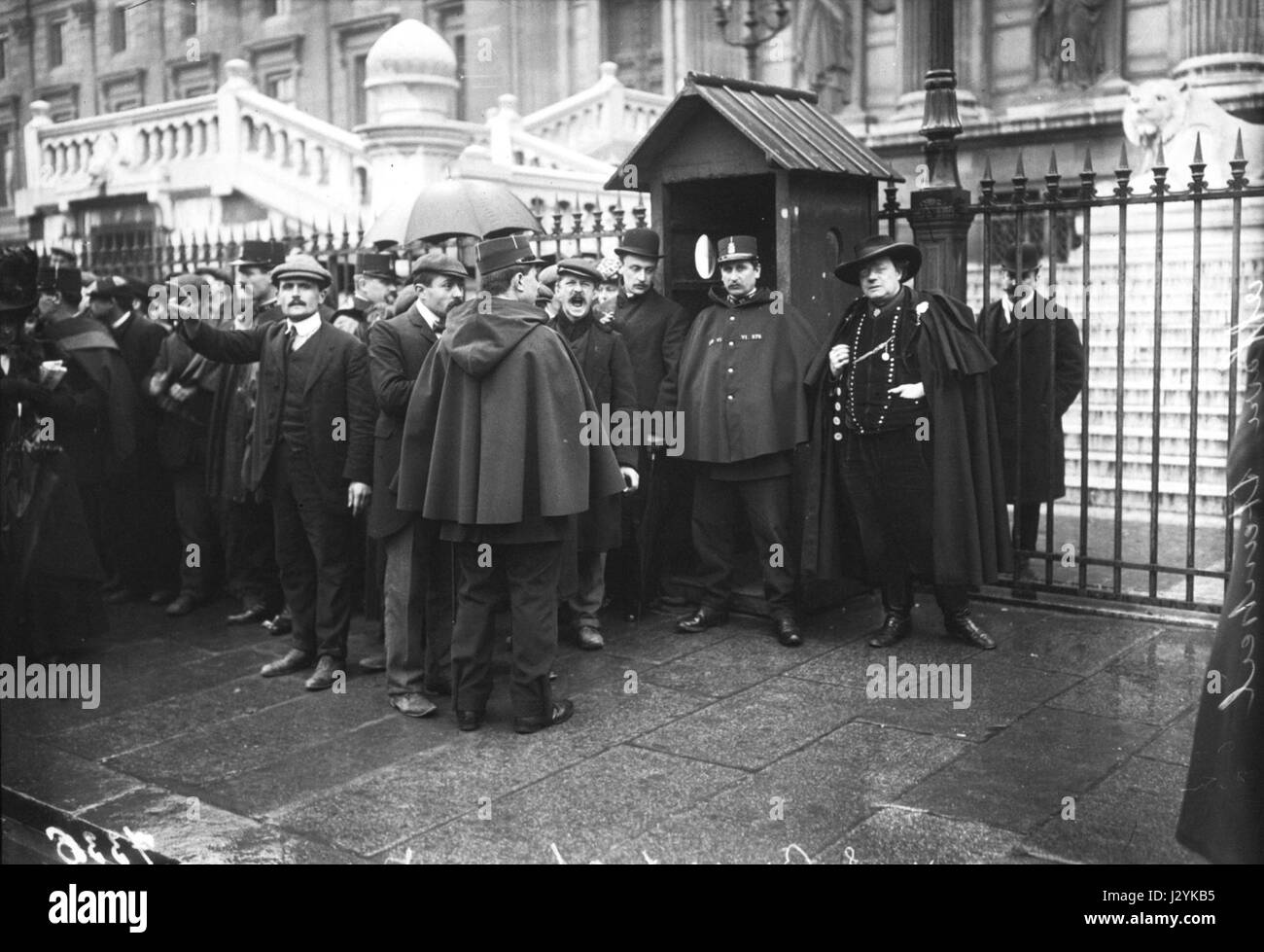 Ein Verweis auf die Steinheil-Affäre, ein berühmter französischer Rechtsfall aus dem Jahr 1909, in dem eine Frau des Mordes ihres Mannes bezichtigt wurde, im Pariser Justizpalais festgehalten wurde. Stockfoto