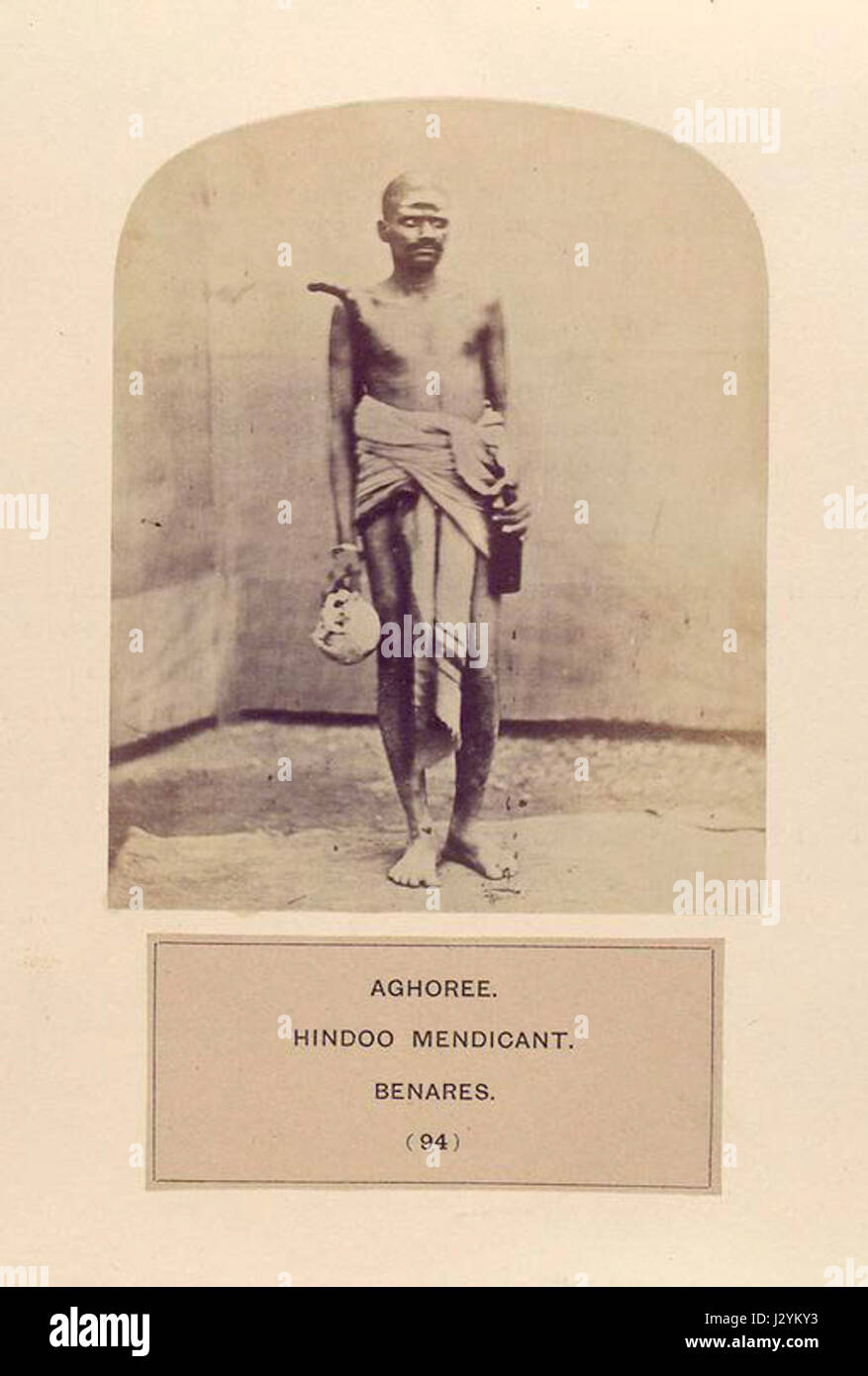 Dieses Bild zeigt einen Aghoree, einen Hindu-Diktanten, in Benares (Varanasi), Indien. Aghorees sind bekannt für ihre asketischen Praktiken und ihre Verbindung zu den Ritualen und spirituellen Traditionen des Hinduismus. Stockfoto