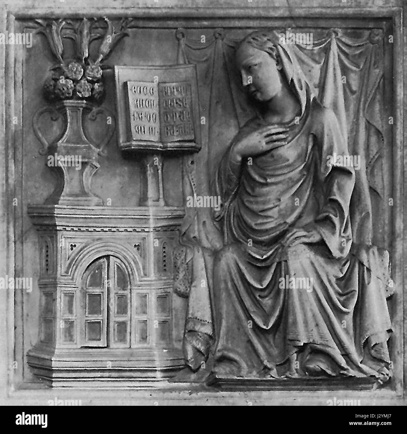 Dieses Kunstwerk, „Annunciazione“ von Giovanni di Balduccio, zeigt die Verkündigung, eine wichtige religiöse Szene in der christlichen Kunst, und zeigt den Engel Gabriel, der Maria ankündigt, dass sie den Sohn Gottes gebären wird. Stockfoto