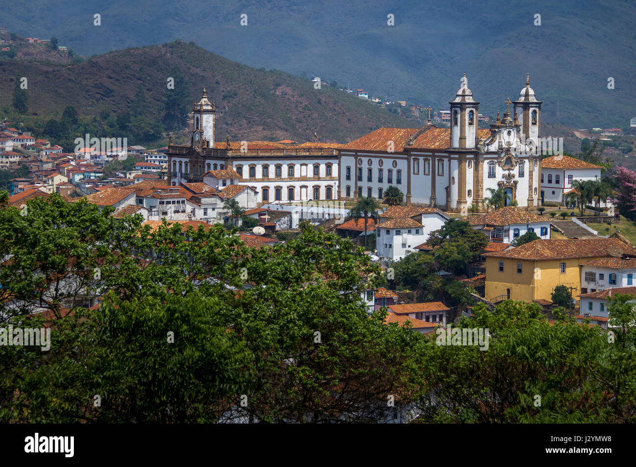 Ouro Preto Stadt mit Nossa Senhora do Carmo Kirche und Inconfidencia Museum - Ouro Preto, Minas Gerais, Brasilien Stockfoto