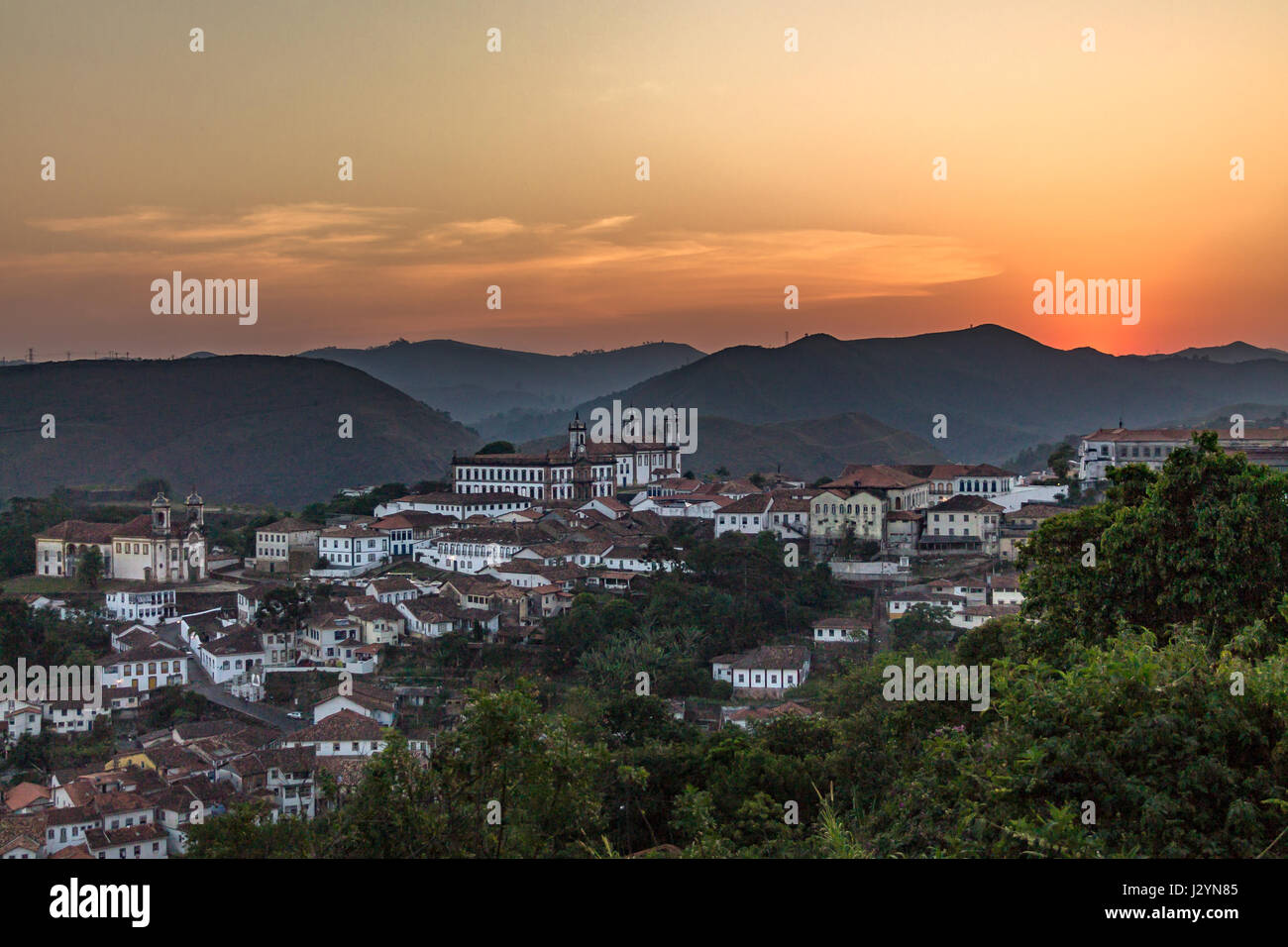 Luftaufnahme von Ouro Preto Stadt bei Sonnenuntergang - Minas Gerais, Brasilien Stockfoto