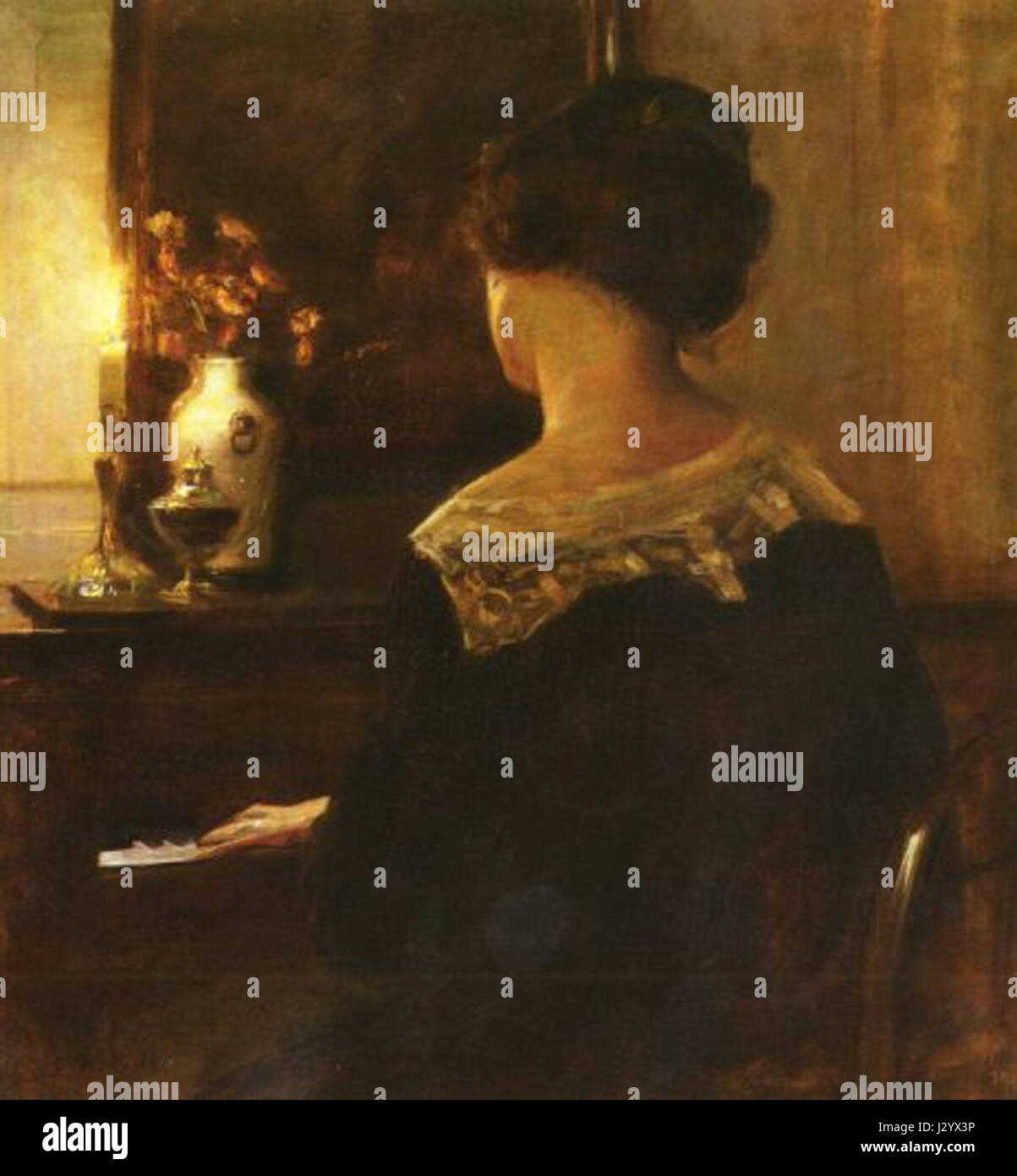 Das Gemälde *A Lady playing the Piano* des dänischen Künstlers Holsoe zeigt eine Frau, die am Klavier sitzt und von Musik absorbiert ist. Das Kunstwerk ist eine Studie der Freizeit und der raffinierten Atmosphäre europäischer Innenräume aus dem 19. Jahrhundert, die die Gelassenheit des Augenblicks unterstreicht. Stockfoto