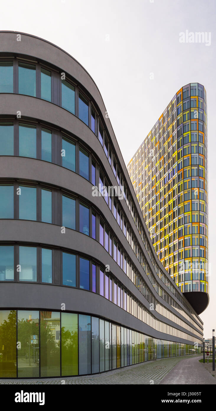 München, Deutschland - 12. Mai 2015: Äußere des ungewöhnlichen Bürogebäude mit glatten fließen. Hauptsitz der deutschen Automobil club ADAC. Stockfoto