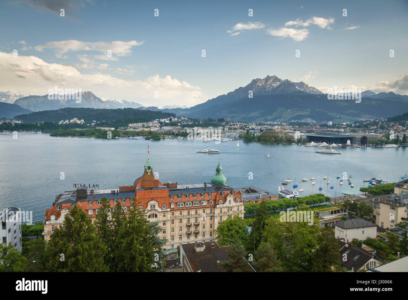 Blick über den Vierwaldstättersee Richtung Mt Pilatus, Luzern, Schweiz Stockfoto